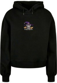 Svart huvtröja med en grafik av en katt i en lila häxa hatt, med pumpor och texten "Pumpkin Prowler" nedanför.