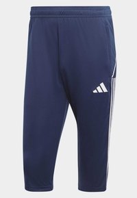 Marina atletiska byxor med vita accentlinjer, resår med dragsnöre i midjan och en logotyp på vänster ben. Tillverkade av lättviktig tyg.