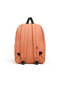 Orange ryggsäck med vadderad baksida och justerbara svarta remmar. Har en enkel design och en sidoficka. Tillverkad av slitstarkt tyg.