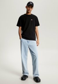 Tommy Jeans BADGE CLASSIC FIT - Basic póló - black
