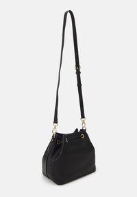 Sac seau noir en cuir texturé, doté de ferrures dorées, d'une fermeture à cordon et d'une bandoulière amovible et réglable.