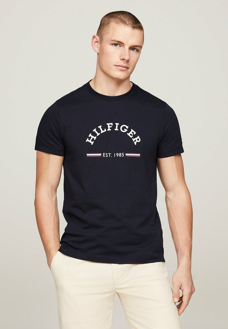 Tommy Hilfiger LOGO  - T-shirt con stampa - desert sky