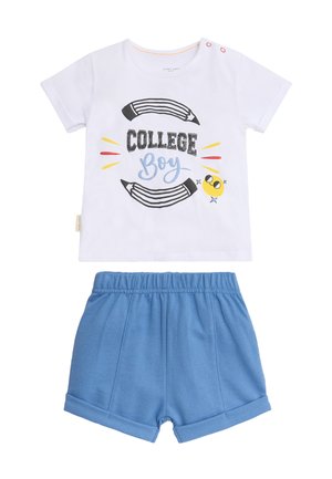 Camiseta blanca de manga corta para niño pequeño con texto "College Boy", gráficos de lápices y cara sonriente, combinada con pantalones cortos azules con cintura elástica.