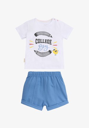 Camiseta blanca de manga corta para niño pequeño con texto "College Boy", gráficos de lápices y cara sonriente, combinada con pantalones cortos azules con cintura elástica.