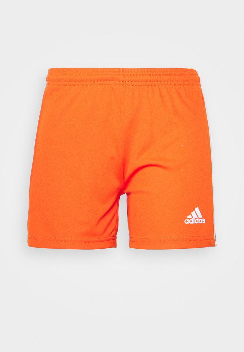 Shorts de sport orange en matériau synthétique lisse, avec une taille élastique et un logo Adidas blanc en bas à gauche.
