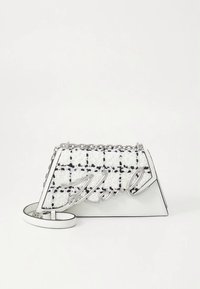 Valkoinen tweed-käsilaukku, jossa musta ruutukuosi, hopeaketjuyksityiskohta ja metallinen "Karl"-logo. Mukana irrotettava hihna.