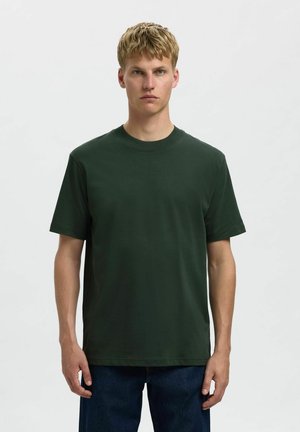 T-shirt en coton vert foncé avec un col rond et des manches courtes, offrant une coupe décontractée. Texture lisse et design simple, sans motifs ni accents.