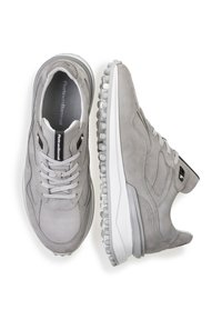 Zapatillas de ante y malla gris con una superficie texturizada, que cuentan con una suela blanca, cordones y una etiqueta de marca en la lengüeta.