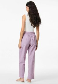 Pantalons légers rayés en violet pastel et blanc. Tissu doux avec une taille élastique. Coupe ample avec un design à jambe droite.
