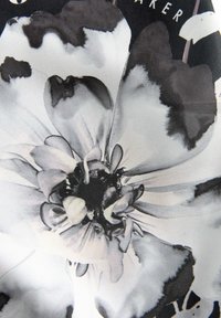 Model floral în alb și negru pe țesătură, cu petale mari, texturi moi și un fundal întunecat, cu detalii abstracte de frunze.