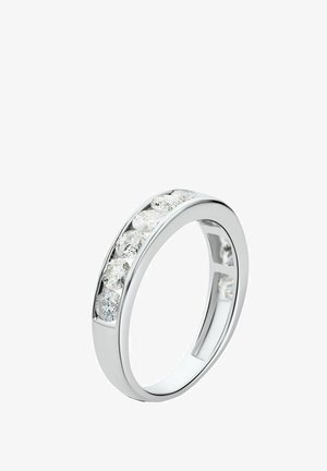 Srebrni prsten s redom sjajnih prozirnih dragulja duž vrha. Glatka, polirana površina s dizajnom zakrivene trake.