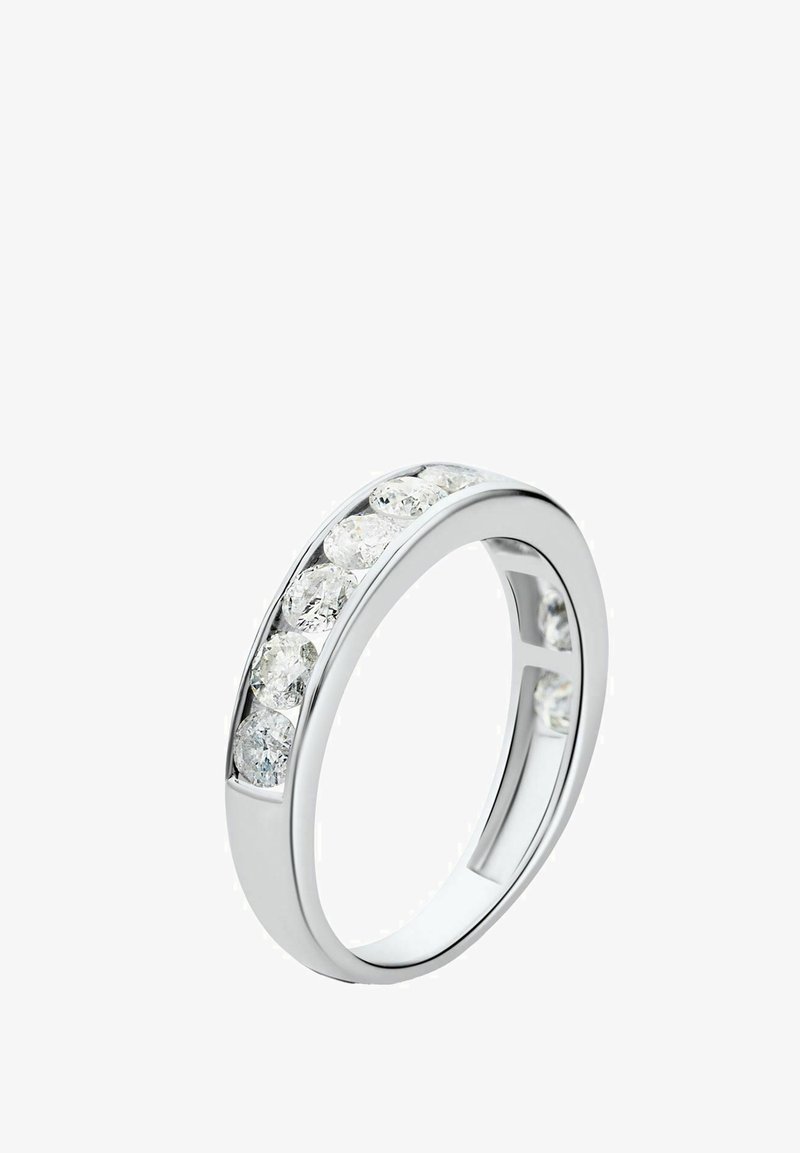 Strieborný prsteň s radom trblietavých čírych drahokamov po vrchu. Hladký, lesklý povrch s oválnym dizajnom.