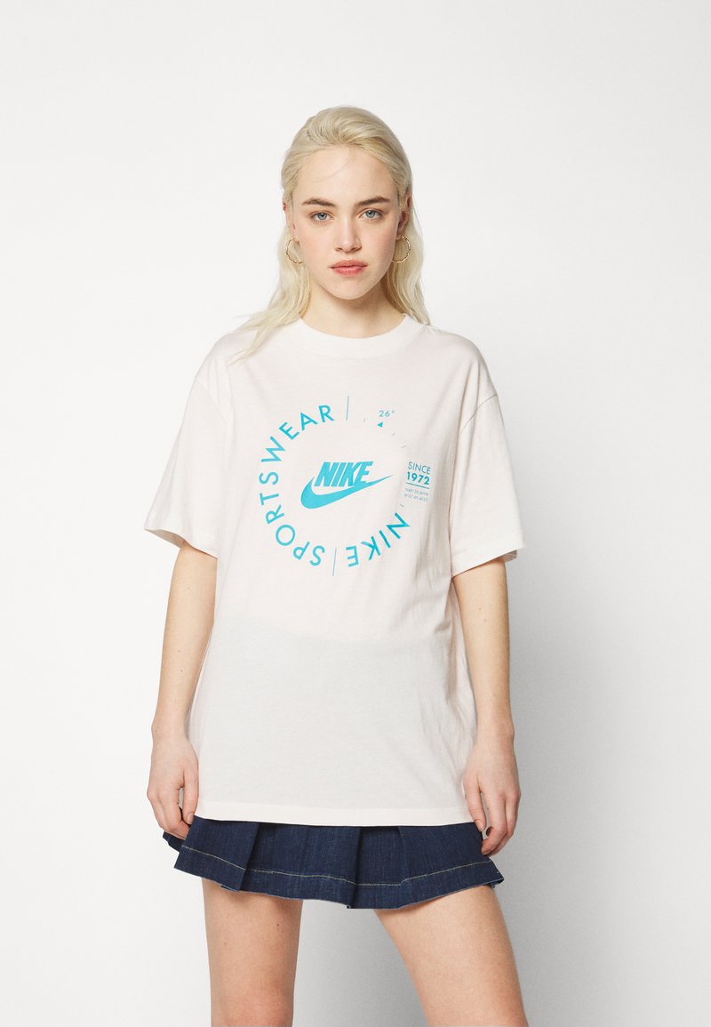 NSW T-shirts - med W PRNT - SU BF phantom/lysgrå Nike print Sportswear