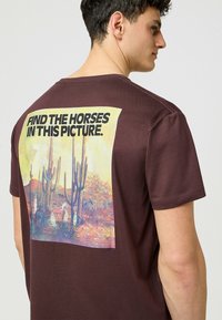Wrangler VINTAGE TEE - Printtipaita - mahogany
