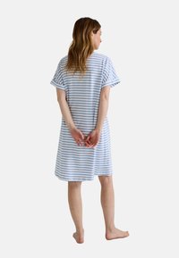 Robe à manches courtes rayée en bleu clair et blanc, longueur genou, fabriquée en tissu doux, avec une coupe décontractée et un design simple.