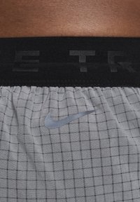 Nike Performance SECONDSUNRISE - Kurze Sporthose - khaki smoke grey black