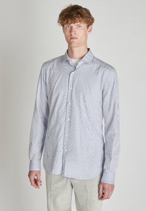 Camisa a rayas azul claro y blanca con cuello de botón, mangas largas y dobladillo recto. Fabricada con un tejido ligero y de textura suave.