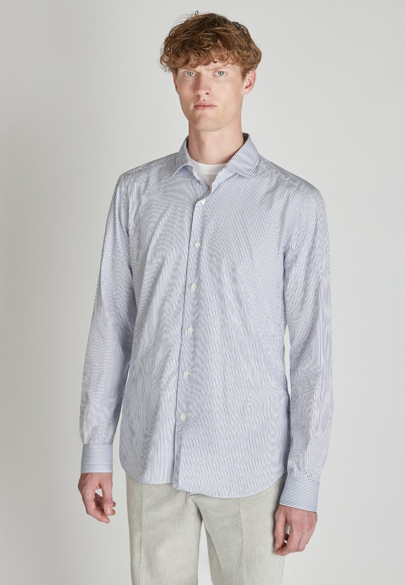 Lichtblauw en wit gestreept shirt met een knoopsluiting kraag, lange mouwen en een rechte zoom. Gemaakt van lichtgewicht stof met een gladde textuur.