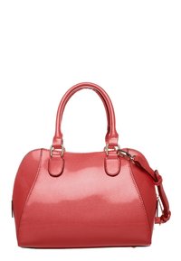 Röd syntetisk handväska med glansig finish, rund form, dubbla handtag och avtagbar axelrem. Har detaljer i guldnyans.