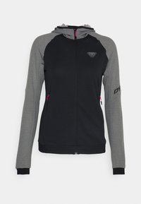 Giacca nera e grigia con cerniera e cappuccio, tiralampo rosa e maniche lunghe, con un piccolo logo sul petto e scritta sulla manica.