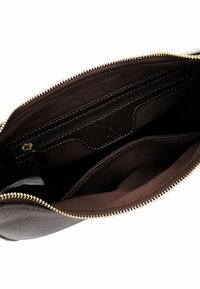 Interno di una borsa in pelle marrone con zip dorata, dotato di fodera in tessuto marrone scuro, tasca per schede e tasca con zip. Design pulito e strutturato.