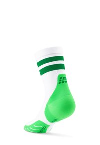 Calza atletica bianca con strisce verdi nella parte superiore e un accento verde sul tallone. Texture liscia con fitting anatomico e motivo antiscivolo.