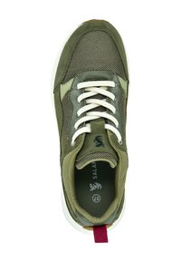 Grüne und olivfarbene Mesh- und Wildledersneaker mit weißen Schnürsenkeln, gepolstertem Kragen und rotem Fersenanziehhilfe, von oben betrachtet.