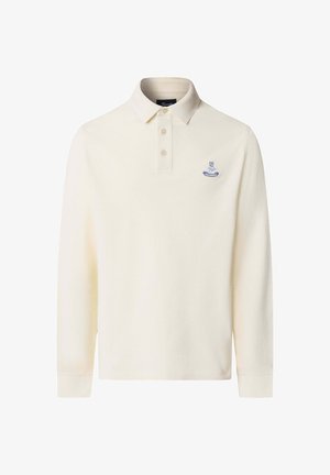 Polo à manches longues en coton crème avec un col côtelé, trois boutons et un logo brodé bleu sur la poitrine gauche.