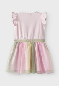 Robe en coton rose avec des manches à volants, une ceinture pailletée et une jupe en tulle à plusieurs couches dans des teintes de rose, jaune et vert. Vue arrière.