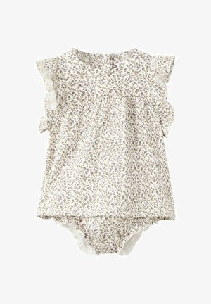 Bijeli dječji romper s ljubičastim cvjetnim uzorkom i nabranim rukavima i otvorima za noge, izrađen od lagane tkanine.