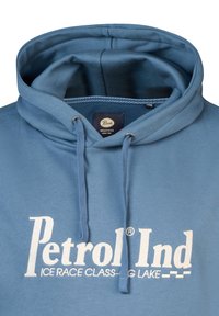Niebieska bluza z kapturem, wykonana z miękkiego materiału, z sznurkiem do regulacji kaptura oraz białym nadrukiem z napisem "Petrol Ind ICE RACE CLASSING LAKE."