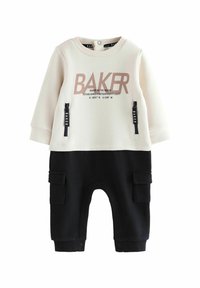 Zweiteiliges Outfit in Creme und Schwarz, mit großem "BAKER"-Logo, Reißverschlusstaschen und Druckknopfverschlüssen an den Knöcheln. Weicher Stoff.