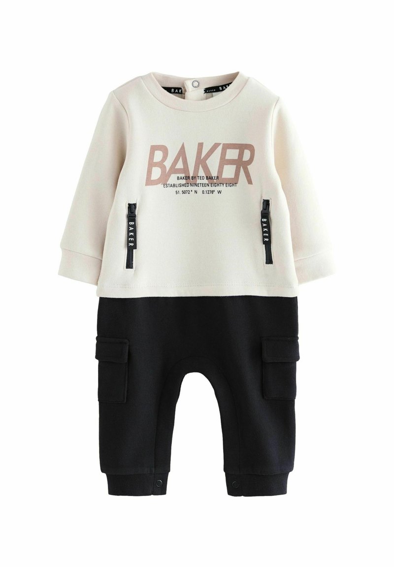 Zweiteiliges Outfit in Creme und Schwarz, mit großem "BAKER"-Logo, Reißverschlusstaschen und Druckknopfverschlüssen an den Knöcheln. Weicher Stoff.