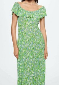 Robe maxi florale verte et bleue avec un décolleté à volants hors-épaule, en tissu léger et avec une silhouette fluide.