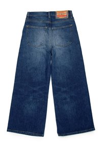 Jeans a gamba larga di un blu scuro, realizzati in denim, con vita alta, cinque tasche e un'etichetta marrone sulla cintura posteriore.