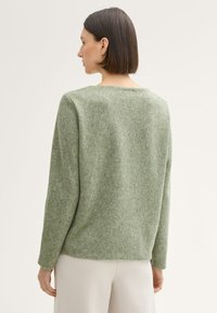 Groene, gestructureerde trui met een relaxte pasvorm, lange mouwen en een brede halslijn, met een subtiel patroon door de stof.