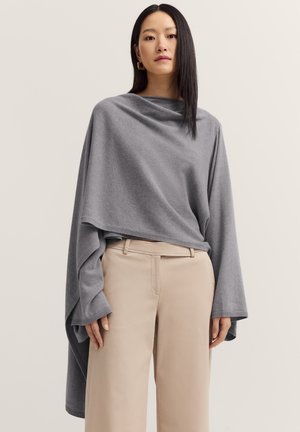 Grau melierter Pullover mit weiten Ärmeln und drapierter Gestaltung, kombiniert mit cremefarbener Hose. Bietet eine lässige Passform und eine glatte Textur.