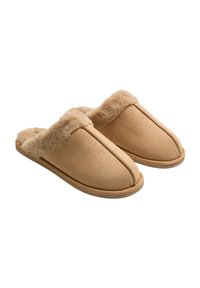 Zapatillas tipo slip-on en tono beige con un suave forro de piel sintética, exterior similar al ante, punta redondeada y suela plana texturizada para mayor comodidad.