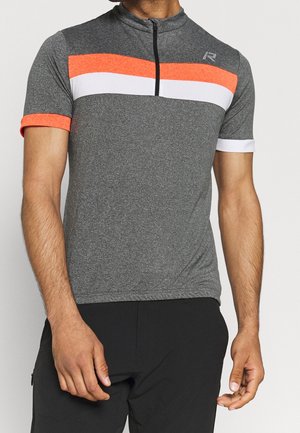 Mann trägt ein kurzärmeliges graues Fahrradtrikot mit orange-weißen Streifen, halb geöffnetem Reißverschluss vorne und schwarze Hose.