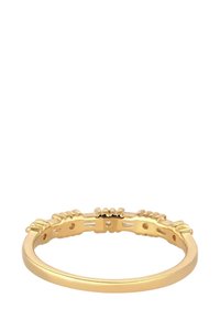 Bague en or avec des accents texturés le long du bord supérieur, présentant des surfaces lisses et un fin anneau circulaire. Contient des détails découpés.