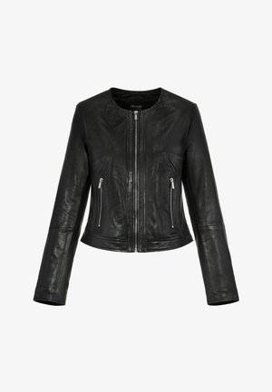 Czarna skórzana kurtka o dopasowanym kroju, z okrągłym kołnierzem i dwoma zapinanymi na zamek kieszeniami z przodu. Gładka faktura z minimalnymi zdobieniami.