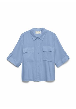 Chemise boutonnée bleu clair à manches courtes larges et poches à rabat sur la poitrine, présentée sur un fond blanc.