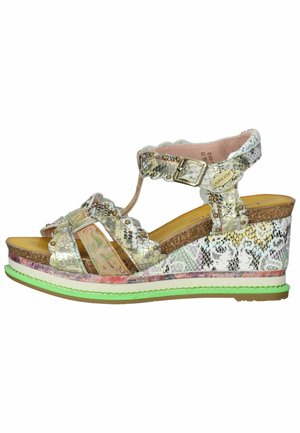 Kilklädd nedsänkt sandal med ett metalliskt silverfärgat ormskinnsmönster och scalloperade remmar. Har en korkbas, färgglada accenter och en grön yttersula.