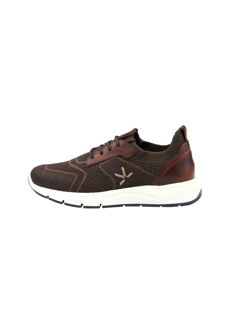 Braunes Sportschuh mit einer strukturierten Mesh-Oberfläche, Lederakzenten und einer weißen Mittelsohle mit einer schwarzen Gummisohle.
