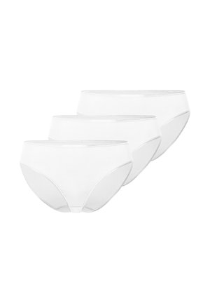 Trzy białe bawełniane damskie majtki w stylu bikini ułożone obok siebie na białym tle.