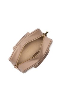 Sac en cuir brun clair avec une fermeture éclair dorée, de forme arrondie et dotée de deux poignées. L'intérieur est en matériau doux et spacieux. Aucun matériel supplémentaire visible.