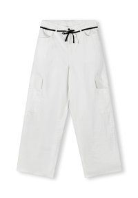 Witte cargobroek met een wijde pijpdesign, voorzien van twee zijcargo pockets, een elastische tailleband en een trekkoord detail. Satijnen afwerking.