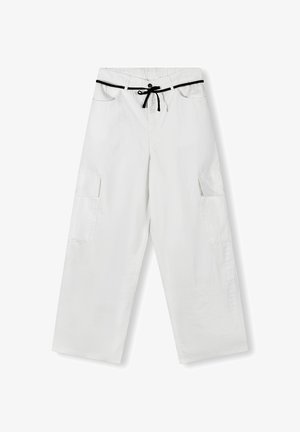 Hvide cargo bukser med bred ben-design, der har to sidelommer til cargo, elastisk talje og detaljer med snøre. Satinfinish.
