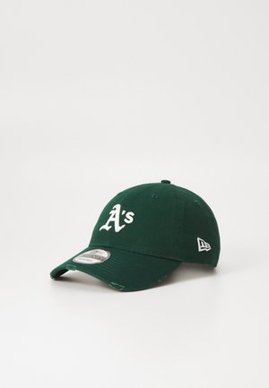 Cappellino in cotone verde con logo bianco "A's" sulla parte frontale, visiera curva e piccolo logo sul lato. Presenta dettagli cuciti e cinturino regolabile.