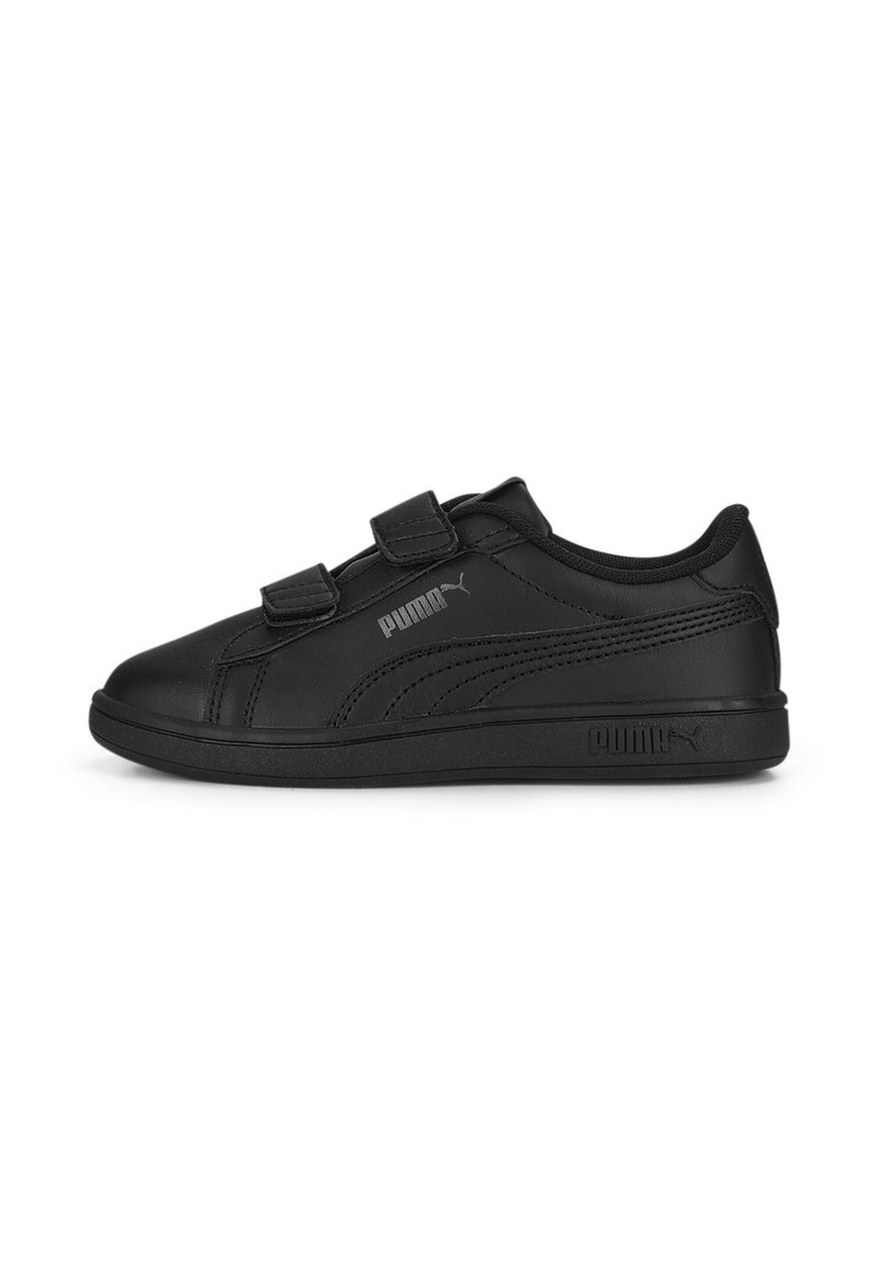 Chaussure de sport noire avec deux straps Velcro, tige en synthétique lisse, bout rond et accents latéraux texturés. Logo PUMA affiché.